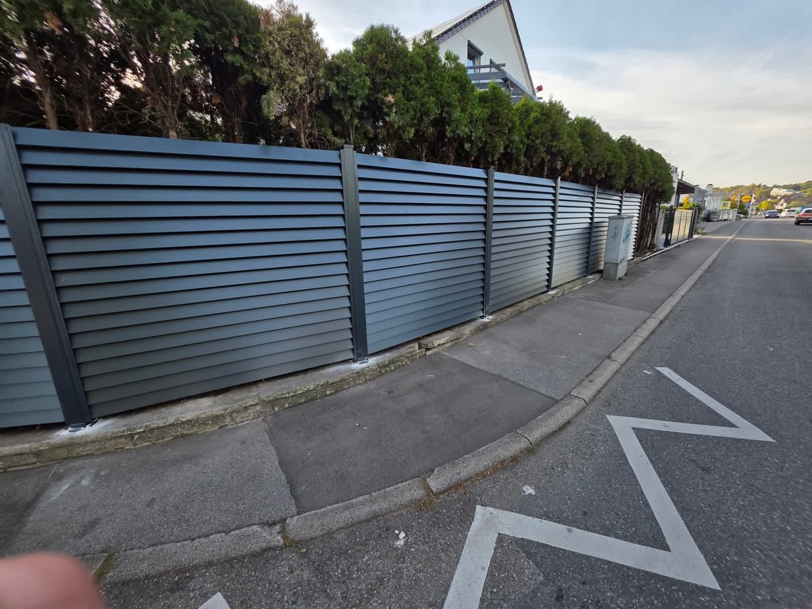 Aluminijska ograda uz ulicu s punom privatnošću, antracit