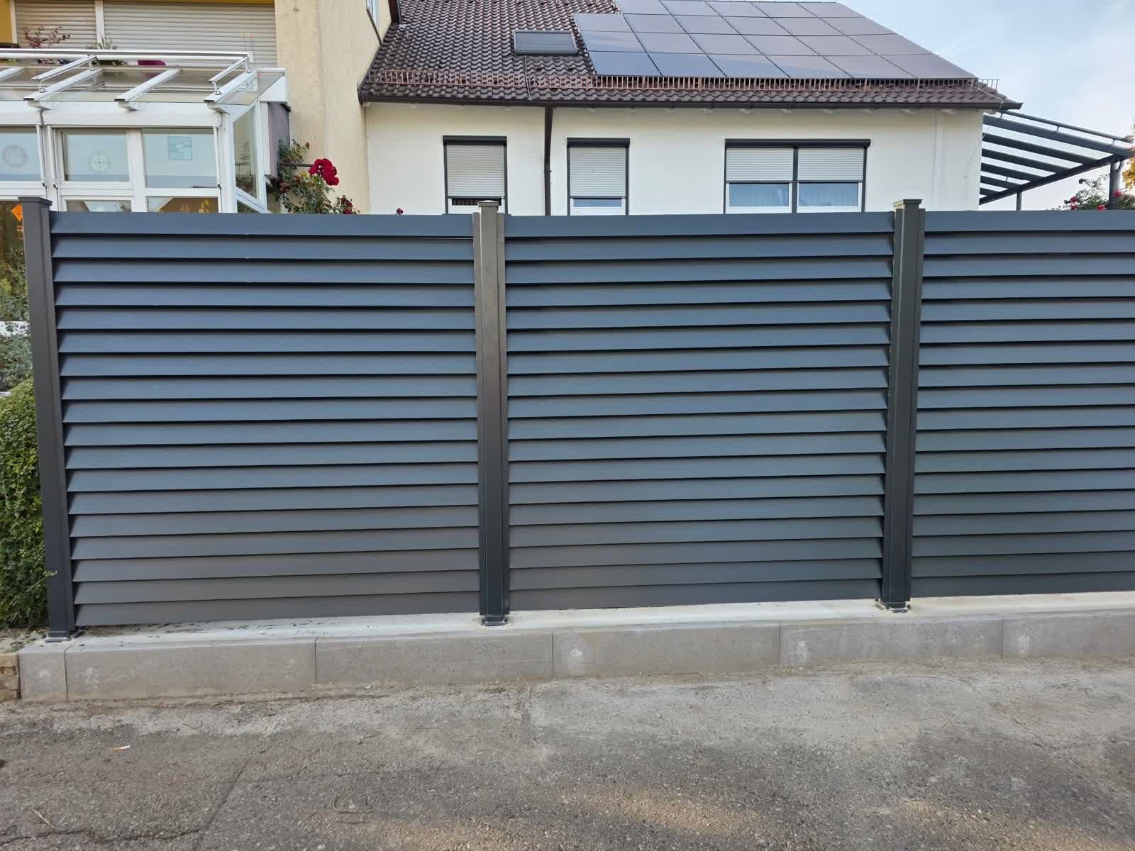 Detalj žaluzina lamela aluminijske ograde u antracit boji