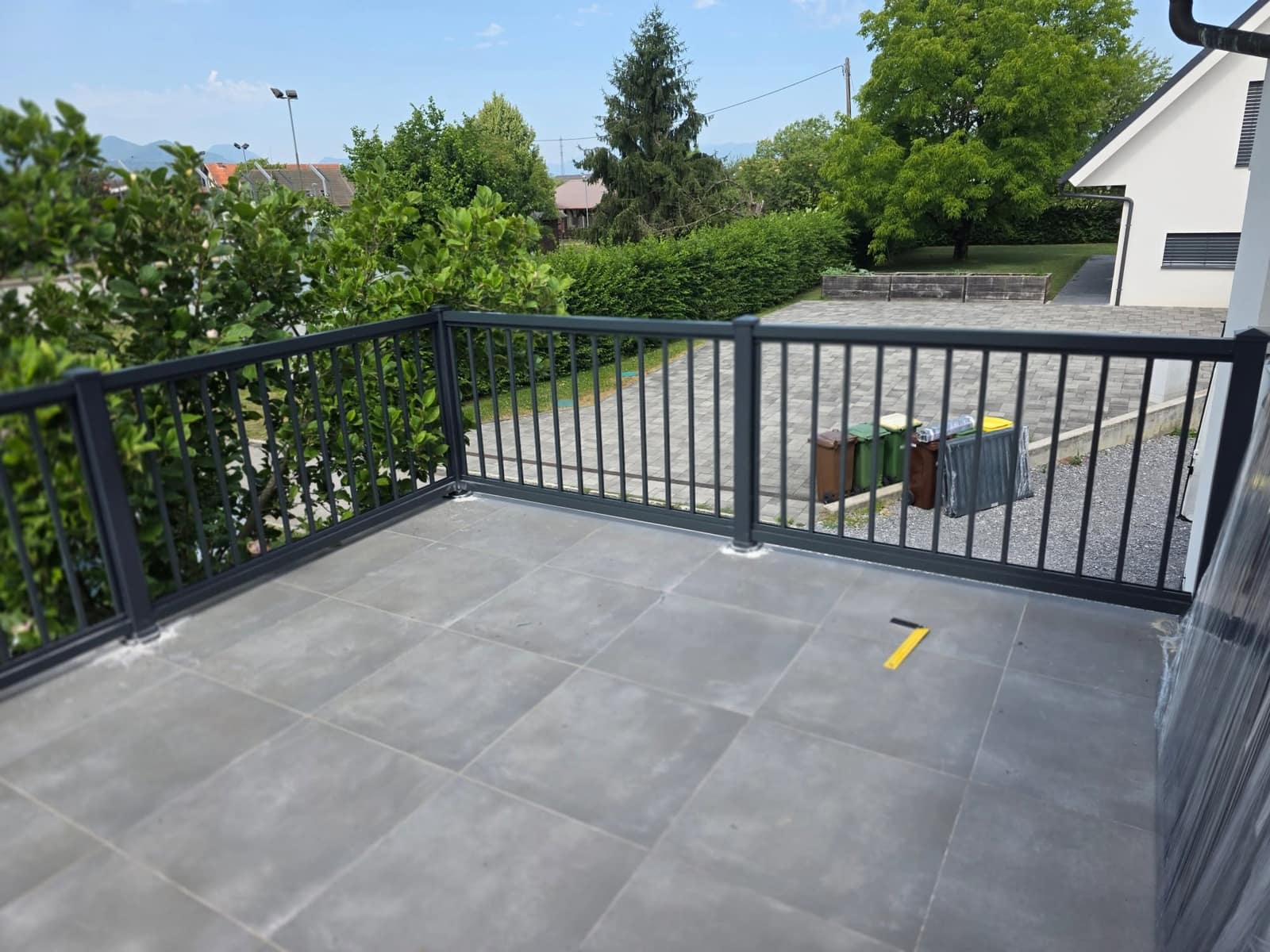 Panelna ili aluminijska ograda: šta izabrati?